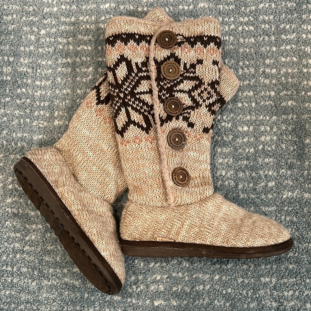 Mukluks a la mode, Tall Knit Boots Button up Sherpa Lined